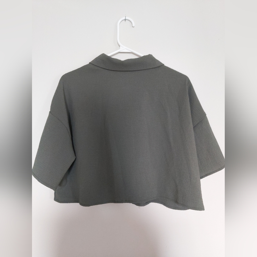 Button-Down Cropped Top - Picture 2 of 3